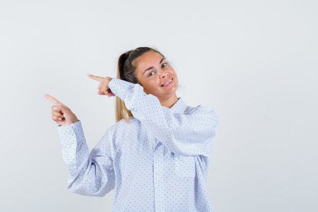 Chica joven expresiva posando en el estudio