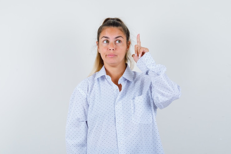 Foto gratuito chica joven expresiva posando en el estudio
