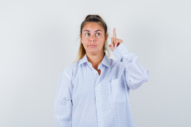 Chica joven expresiva posando en el estudio