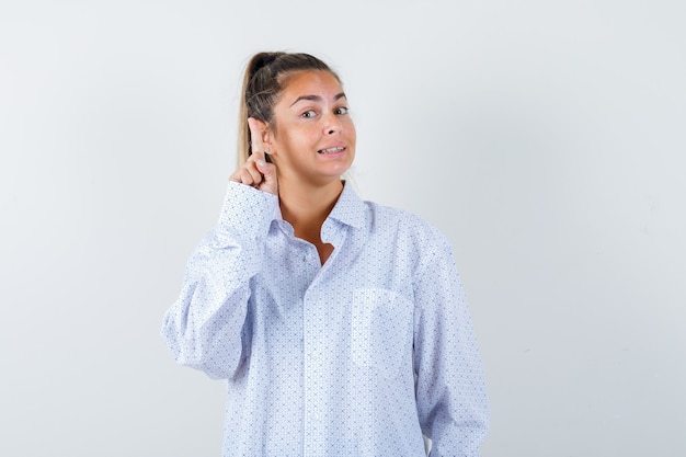 Chica joven expresiva posando en el estudio