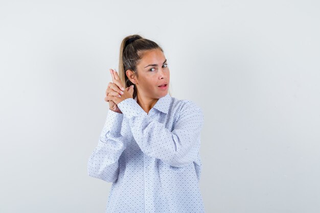 Chica joven expresiva posando en el estudio