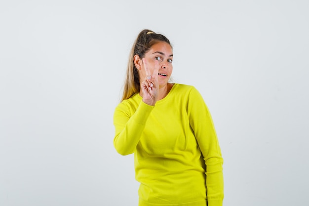 Chica joven expresiva posando en el estudio