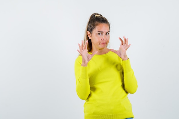 Chica joven expresiva posando en el estudio