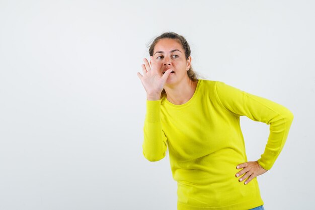 Chica joven expresiva posando en el estudio