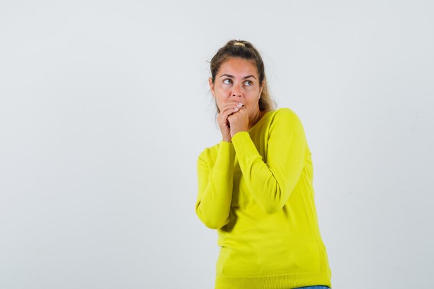 Chica joven expresiva posando en el estudio