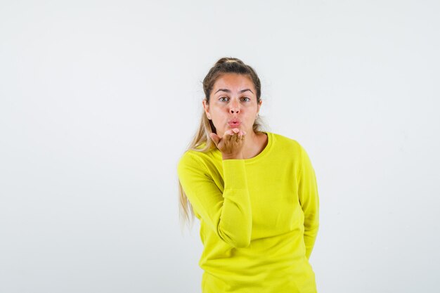 Chica joven expresiva posando en el estudio