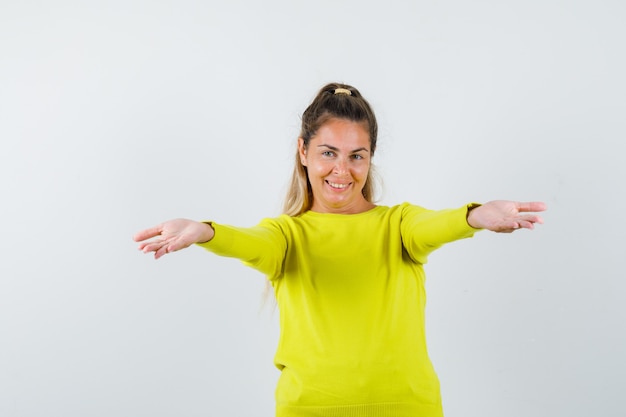 Chica joven expresiva posando en el estudio