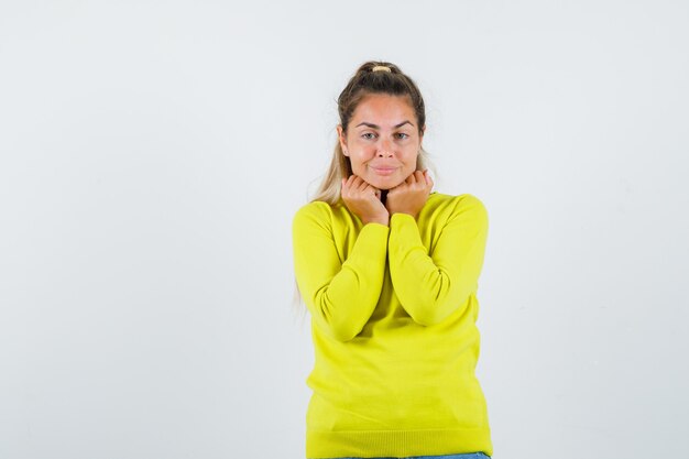 Chica joven expresiva posando en el estudio