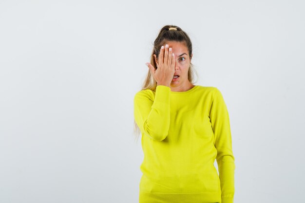 Chica joven expresiva posando en el estudio