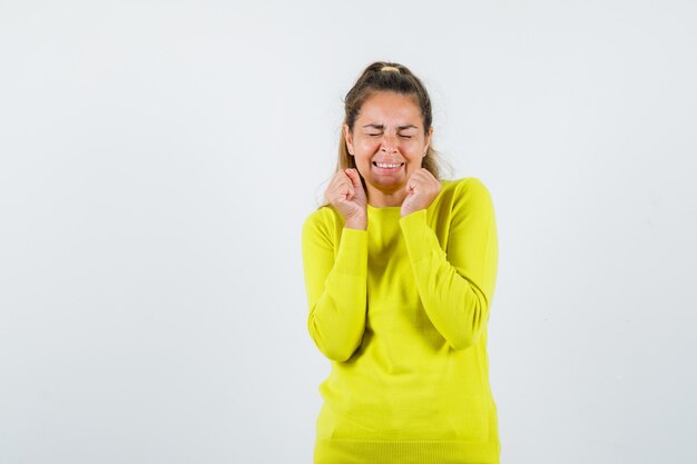 Chica joven expresiva posando en el estudio