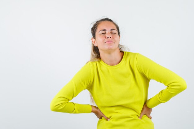 Chica joven expresiva posando en el estudio