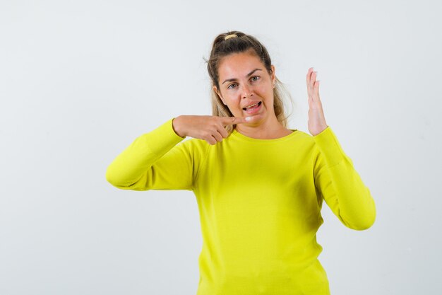 Chica joven expresiva posando en el estudio