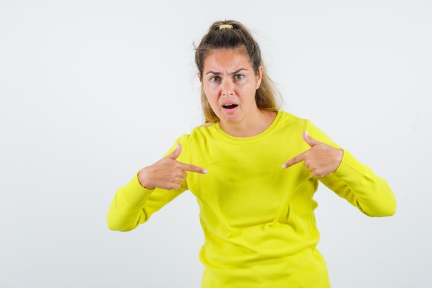 Chica joven expresiva posando en el estudio