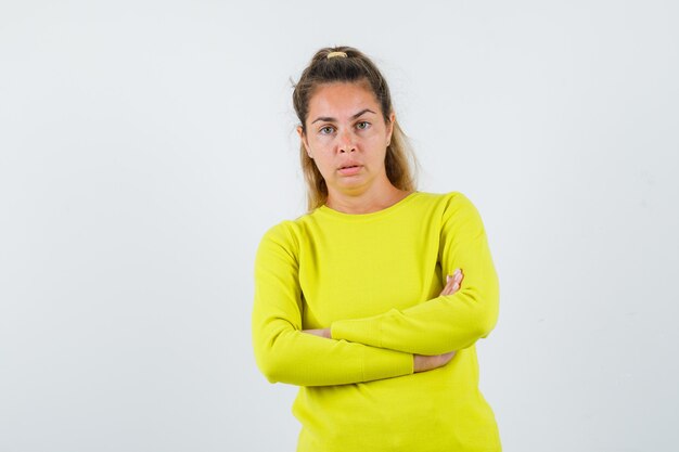 Chica joven expresiva posando en el estudio