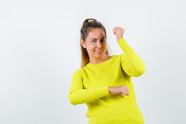 Chica joven expresiva posando en el estudio