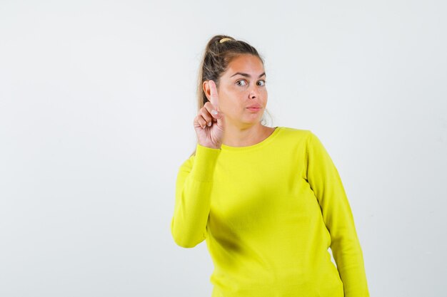 Chica joven expresiva posando en el estudio