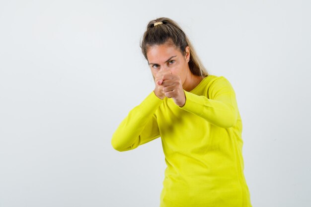 Chica joven expresiva posando en el estudio