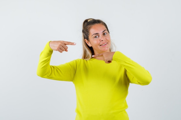 Foto gratuita chica joven expresiva posando en el estudio