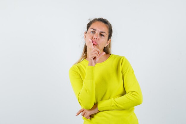 Chica joven expresiva posando en el estudio