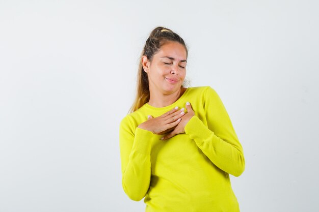 Chica joven expresiva posando en el estudio