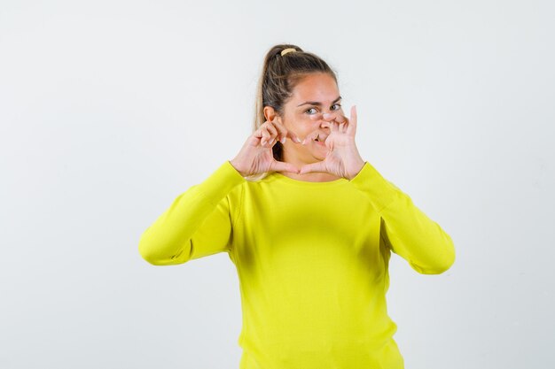 Chica joven expresiva posando en el estudio