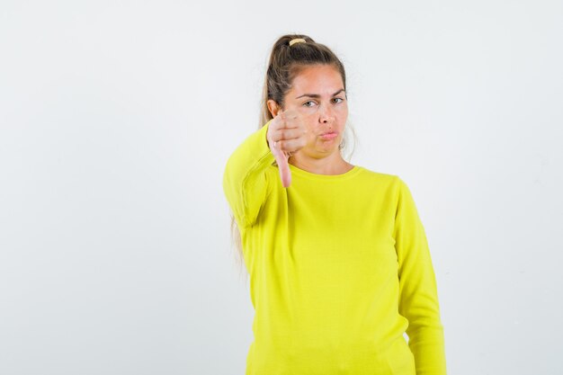 Chica joven expresiva posando en el estudio