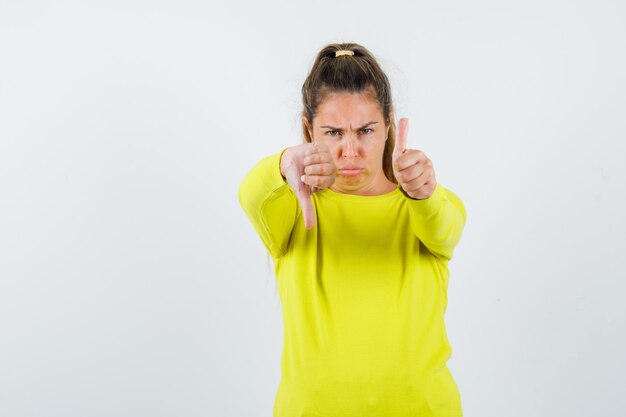 Chica joven expresiva posando en el estudio