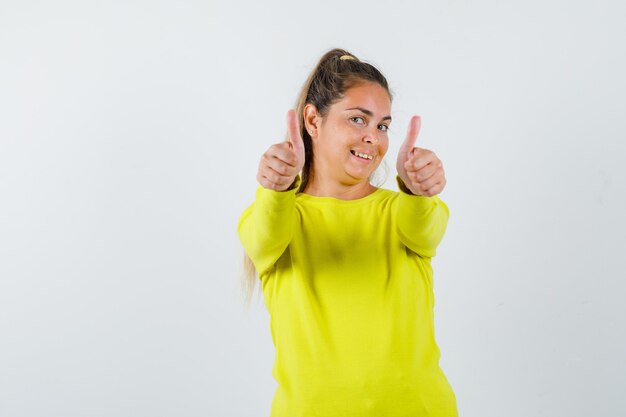 Chica joven expresiva posando en el estudio