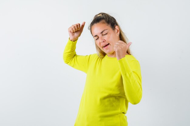 Chica joven expresiva posando en el estudio