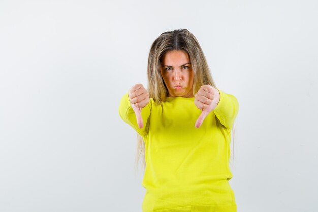 Chica joven expresiva posando en el estudio