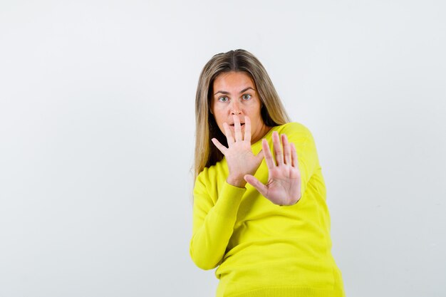 Chica joven expresiva posando en el estudio