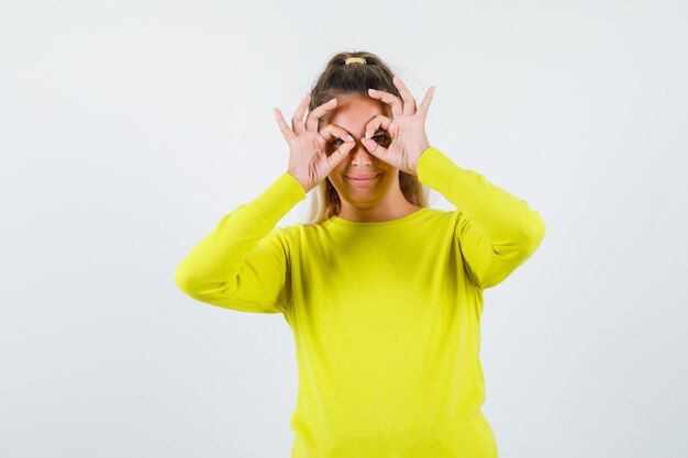 Chica joven expresiva posando en el estudio