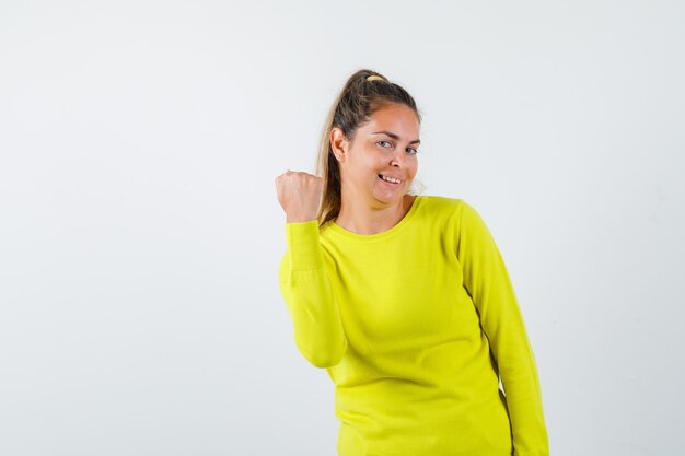 Chica joven expresiva posando en el estudio