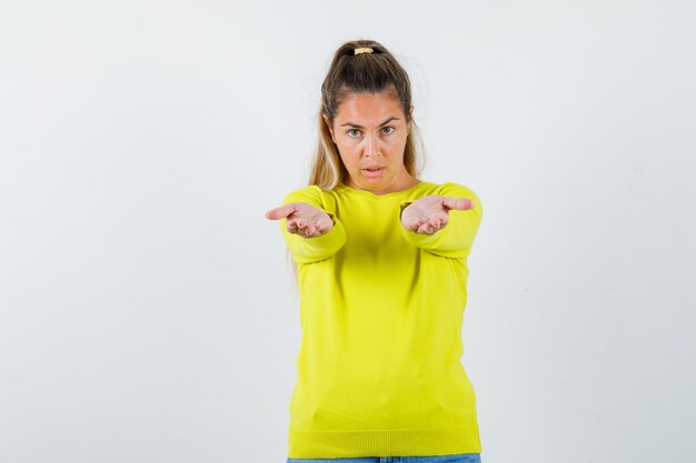 Chica joven expresiva posando en el estudio