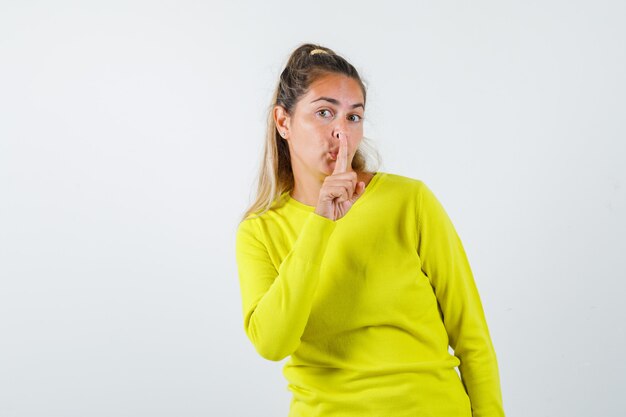 Chica joven expresiva posando en el estudio