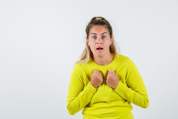 Chica joven expresiva posando en el estudio