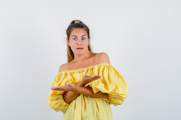 Chica joven expresiva posando en el estudio