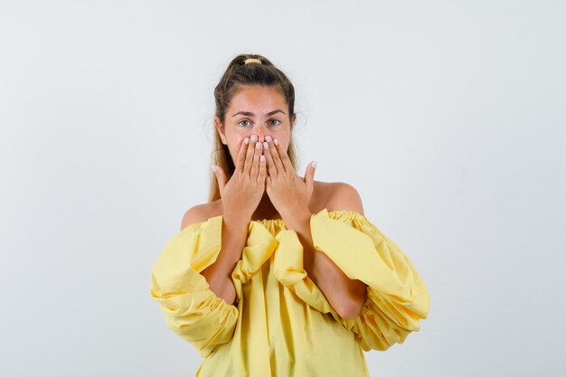 Chica joven expresiva posando en el estudio