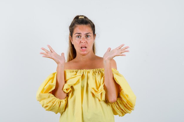 Chica joven expresiva posando en el estudio