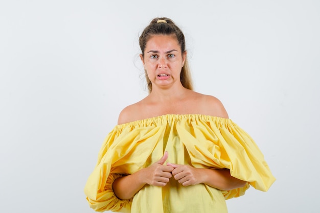 Chica joven expresiva posando en el estudio