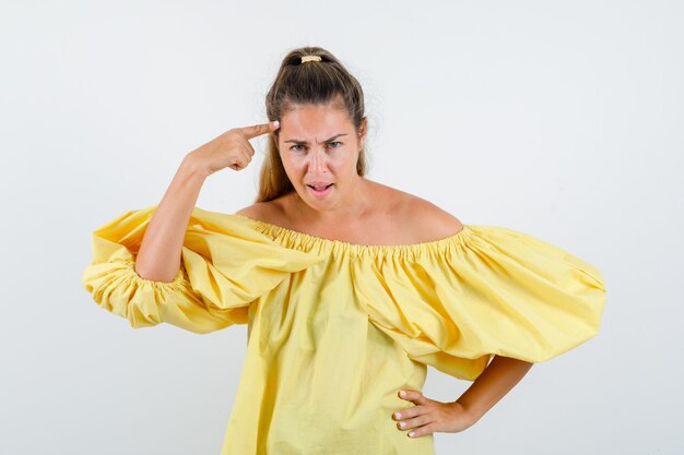 Chica joven expresiva posando en el estudio