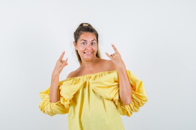 Foto gratuita chica joven expresiva posando en el estudio