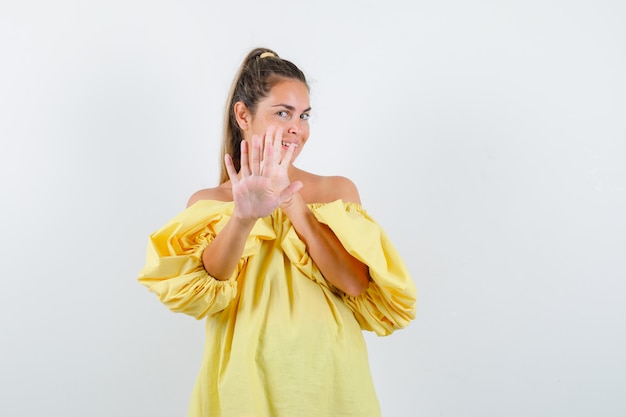 Chica joven expresiva posando en el estudio