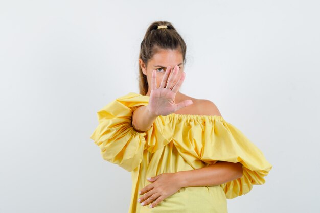 Chica joven expresiva posando en el estudio