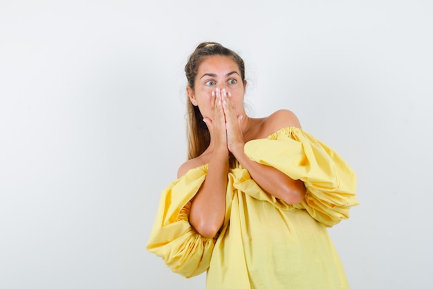 Foto gratuita chica joven expresiva posando en el estudio