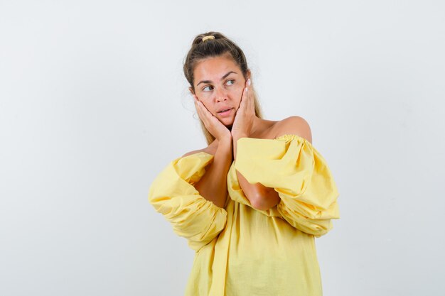 Chica joven expresiva posando en el estudio