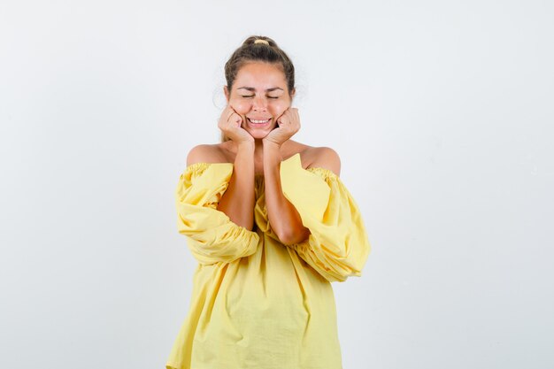 Chica joven expresiva posando en el estudio