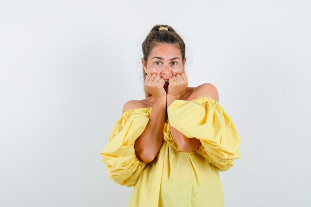 Chica joven expresiva posando en el estudio