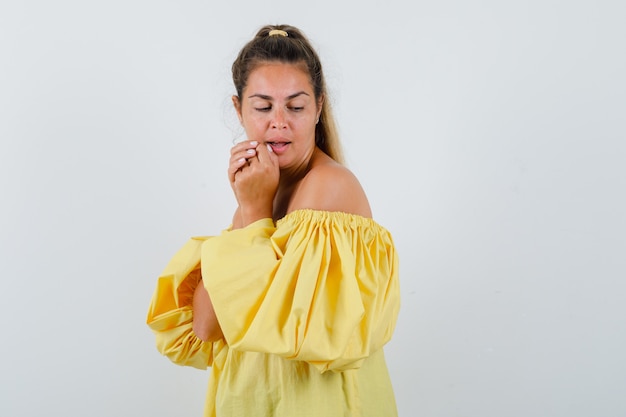 Foto gratuita chica joven expresiva posando en el estudio