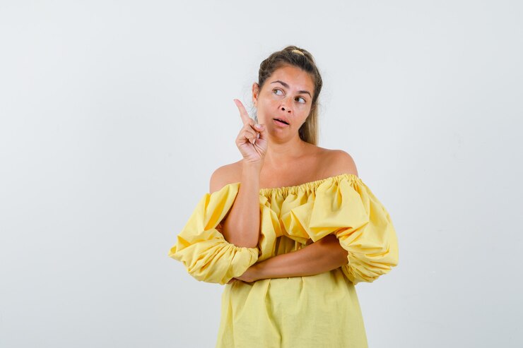 Foto gratuito chica joven expresiva posando en el estudio